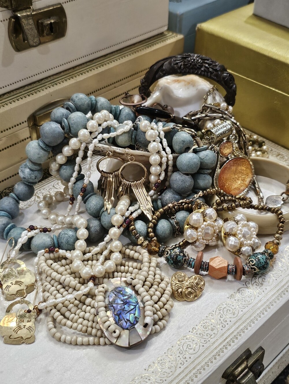 Assorted Women's Beaded and Pearl Bracelet, Earring& Necklace Lot
